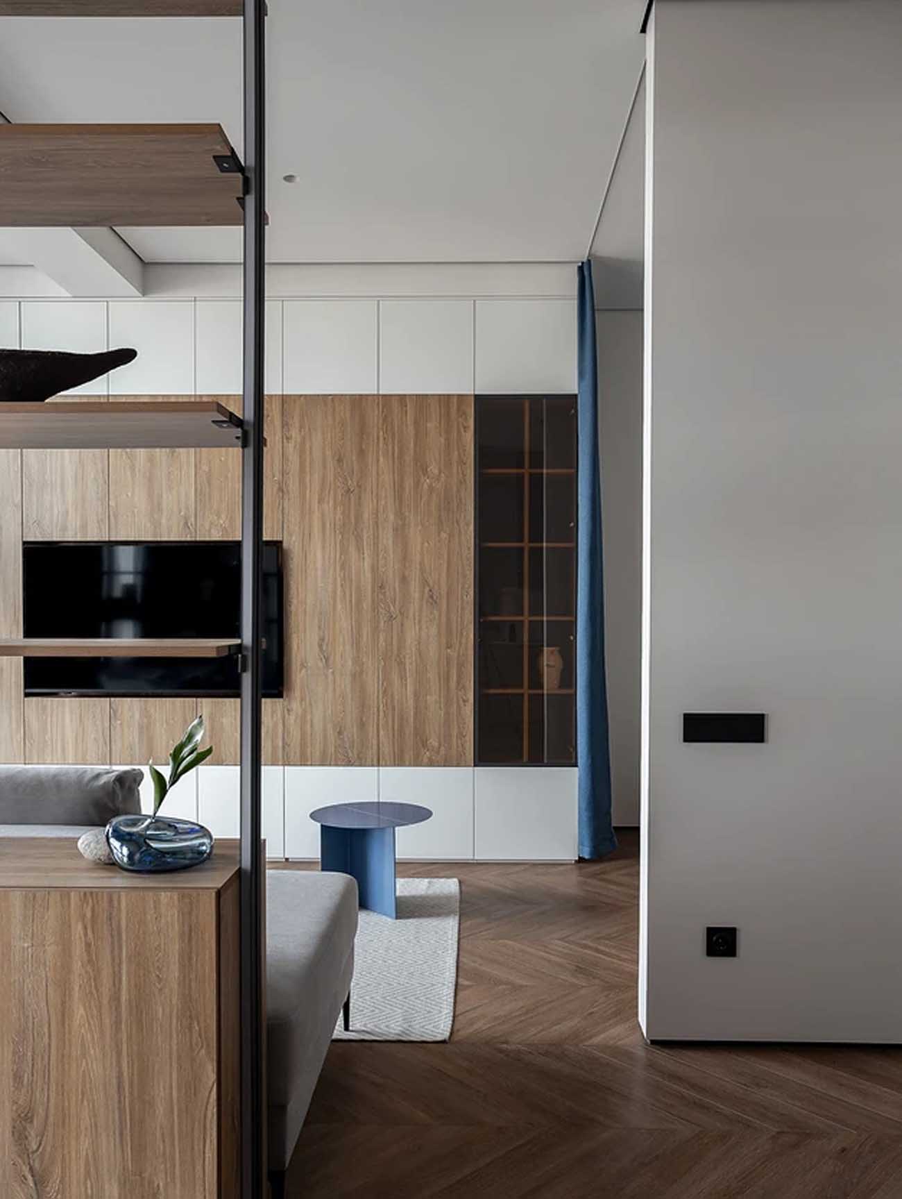 Rejtett gardróbhelyiség és nyitott, minimalista tér