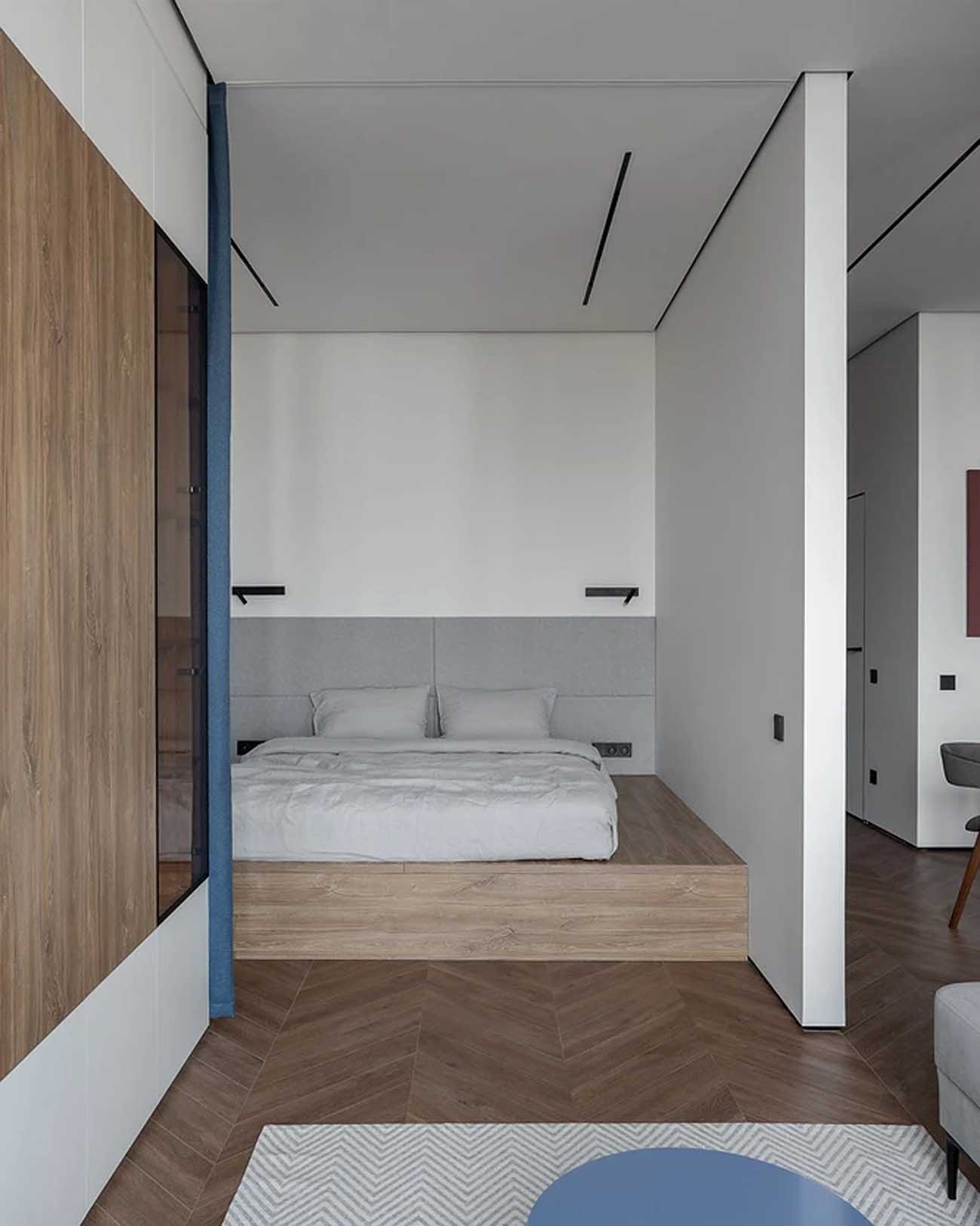 Rejtett gardróbhelyiség és nyitott, minimalista tér