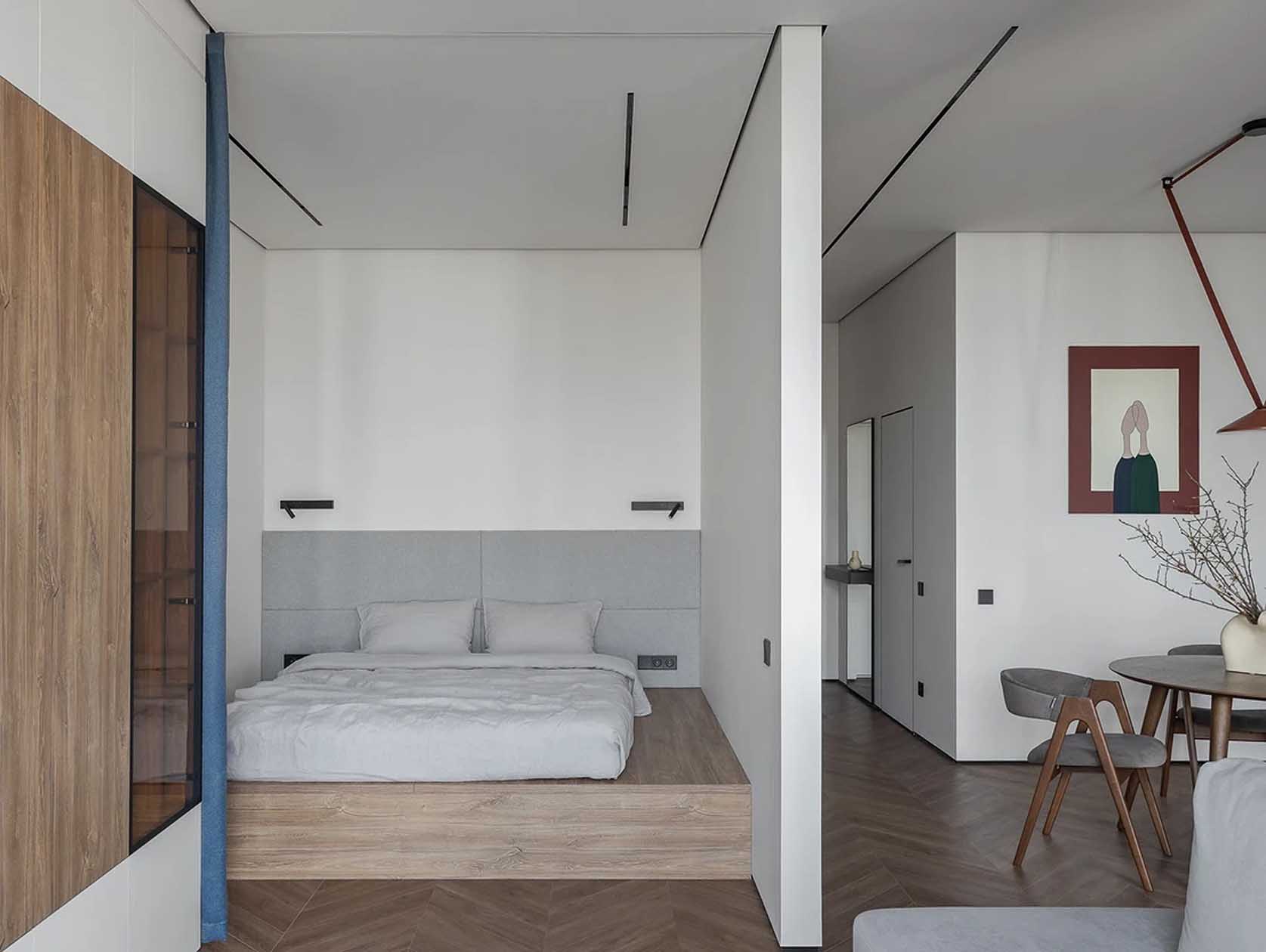 Rejtett gardróbhelyiség és nyitott, minimalista tér