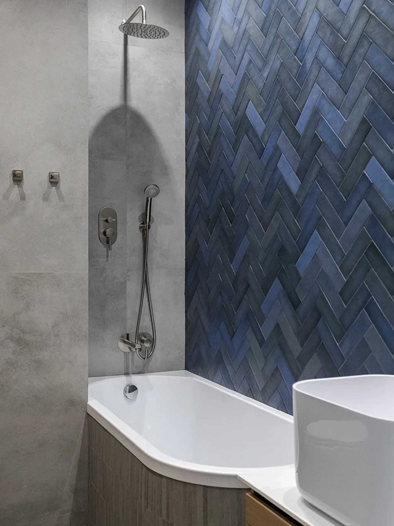 Rejtett gardróbhelyiség és nyitott, minimalista tér