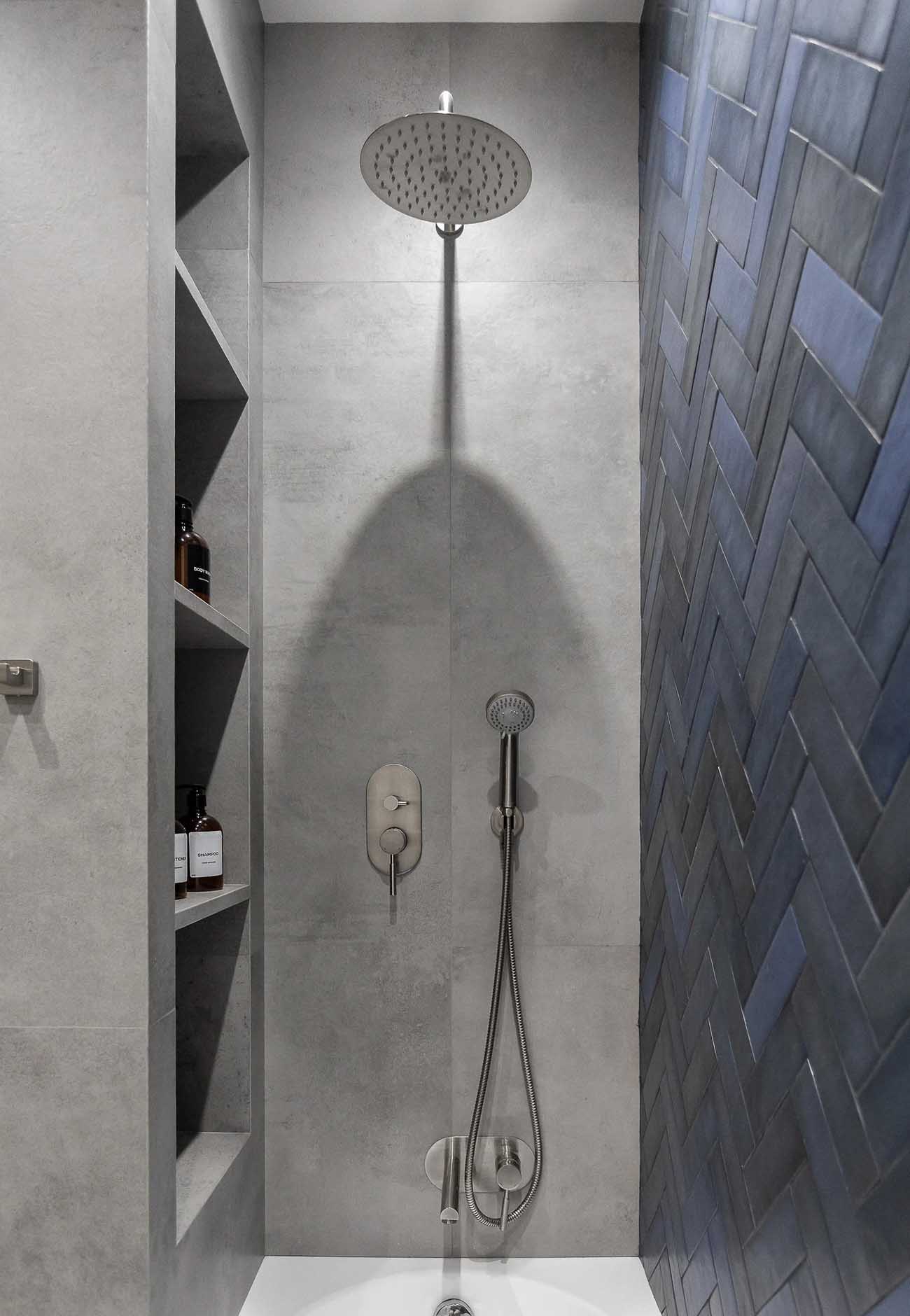 Rejtett gardróbhelyiség és nyitott, minimalista tér