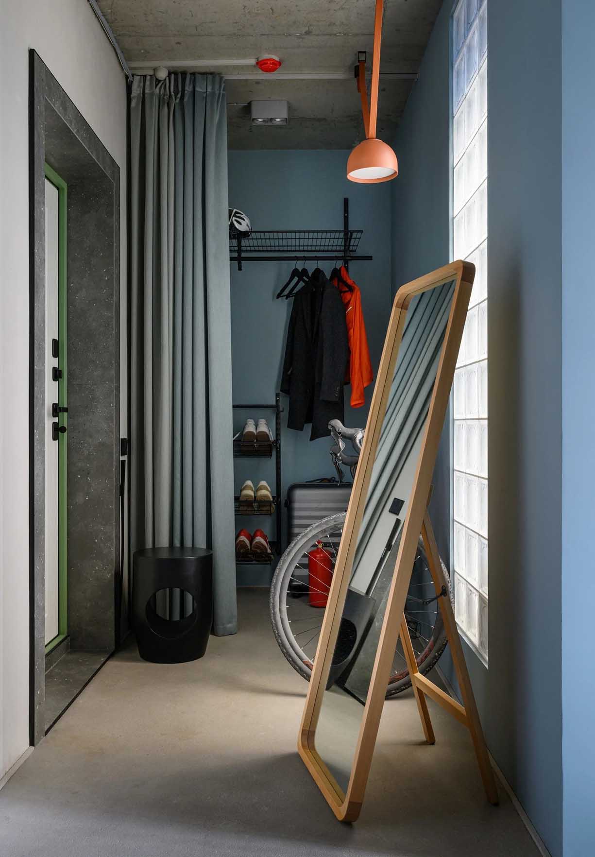 Színes zónák, nyers beton felületek, üvegtégla 48 m2-en Színes zónák, nyers beton felületek, üvegtégla 48 m2-en