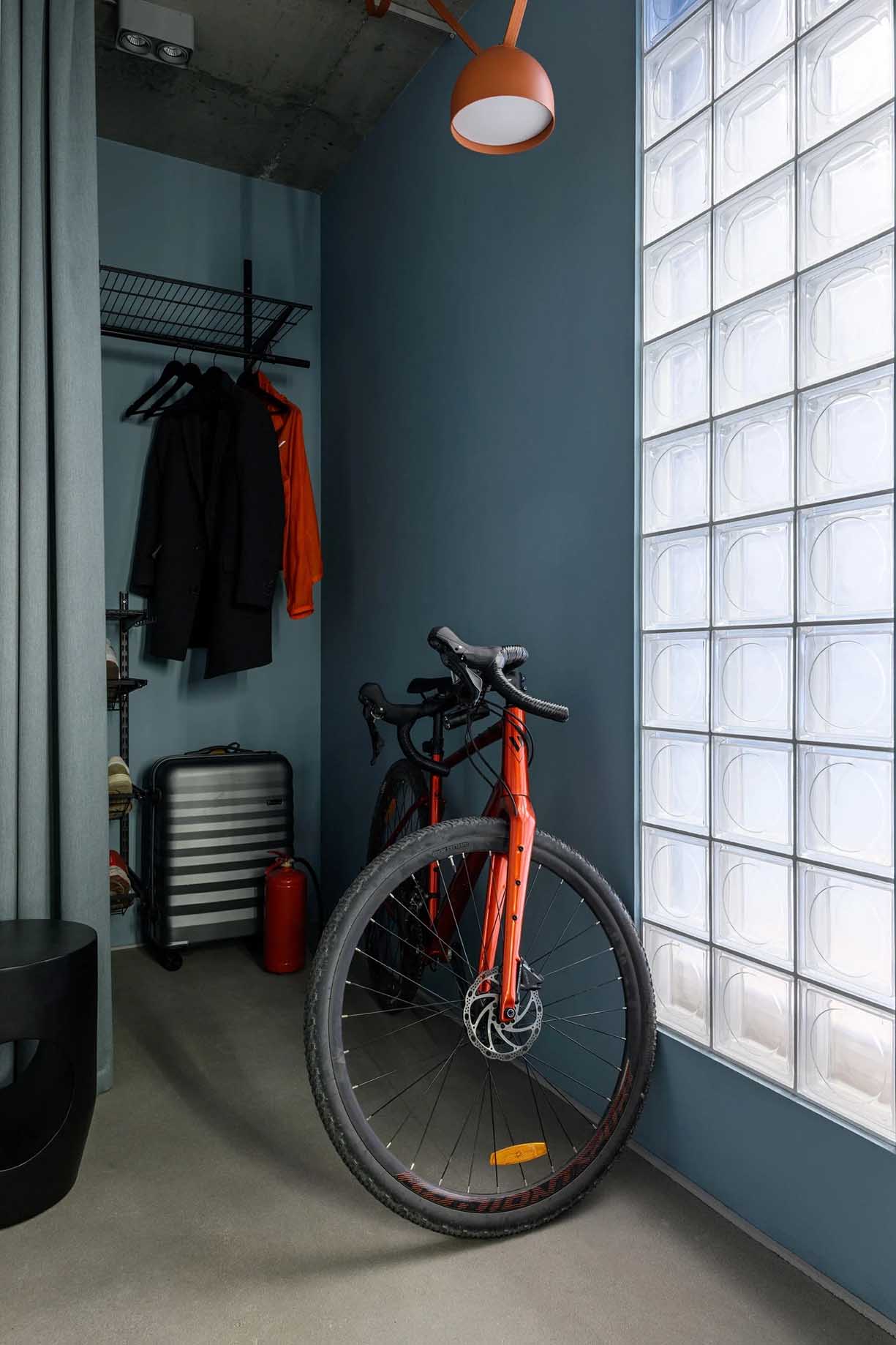 Színes zónák, nyers beton felületek, üvegtégla 48 m2-en Színes zónák, nyers beton felületek, üvegtégla 48 m2-en