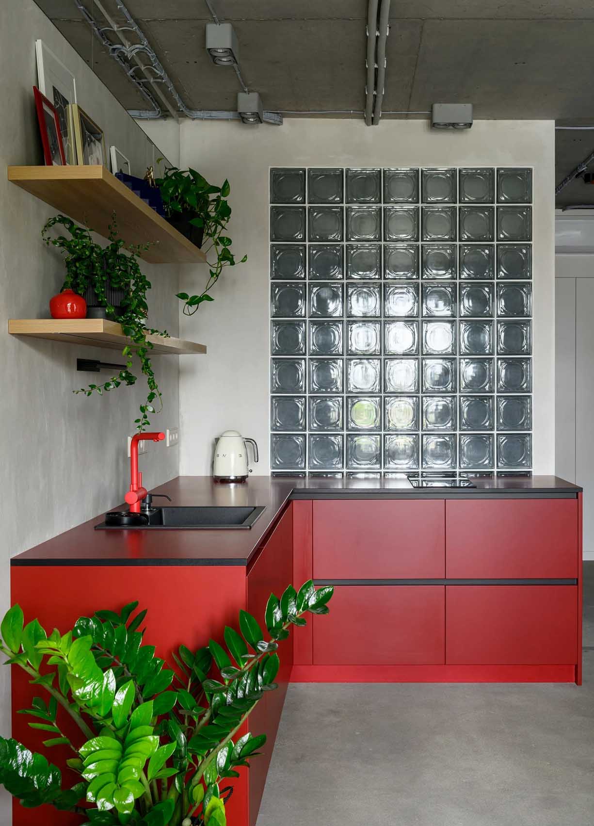 Színes zónák, nyers beton felületek, üvegtégla 48 m2-en Színes zónák, nyers beton felületek, üvegtégla 48 m2-en