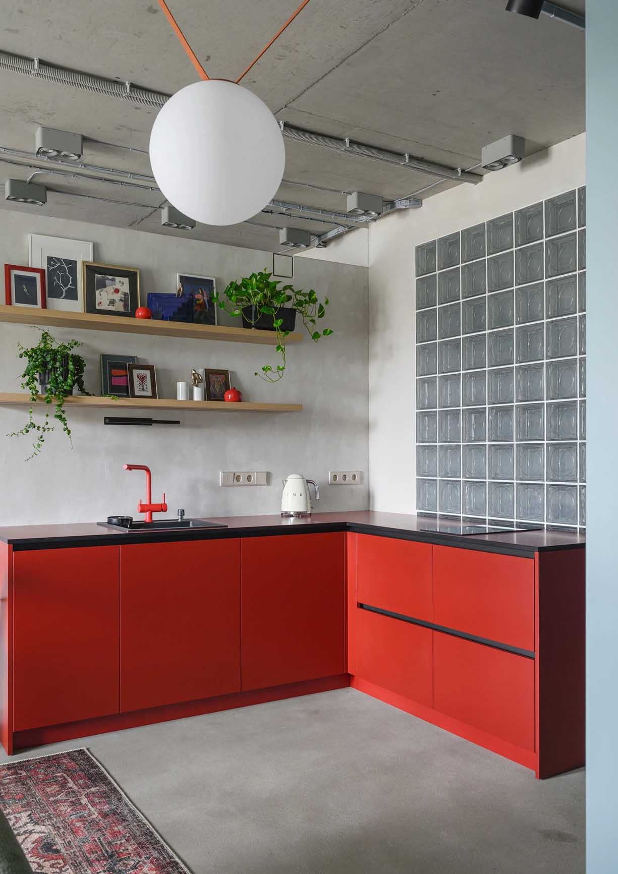 Színes zónák, nyers beton felületek, üvegtégla 48 m2-en Színes zónák, nyers beton felületek, üvegtégla 48 m2-en