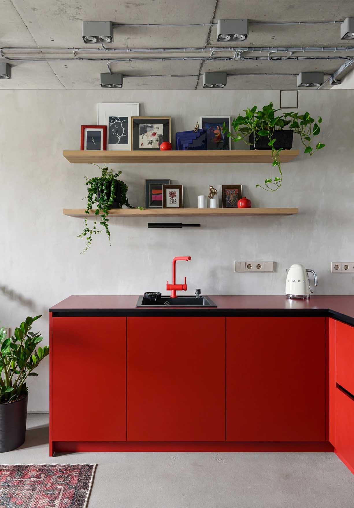 Színes zónák, nyers beton felületek, üvegtégla 48 m2-en Színes zónák, nyers beton felületek, üvegtégla 48 m2-en