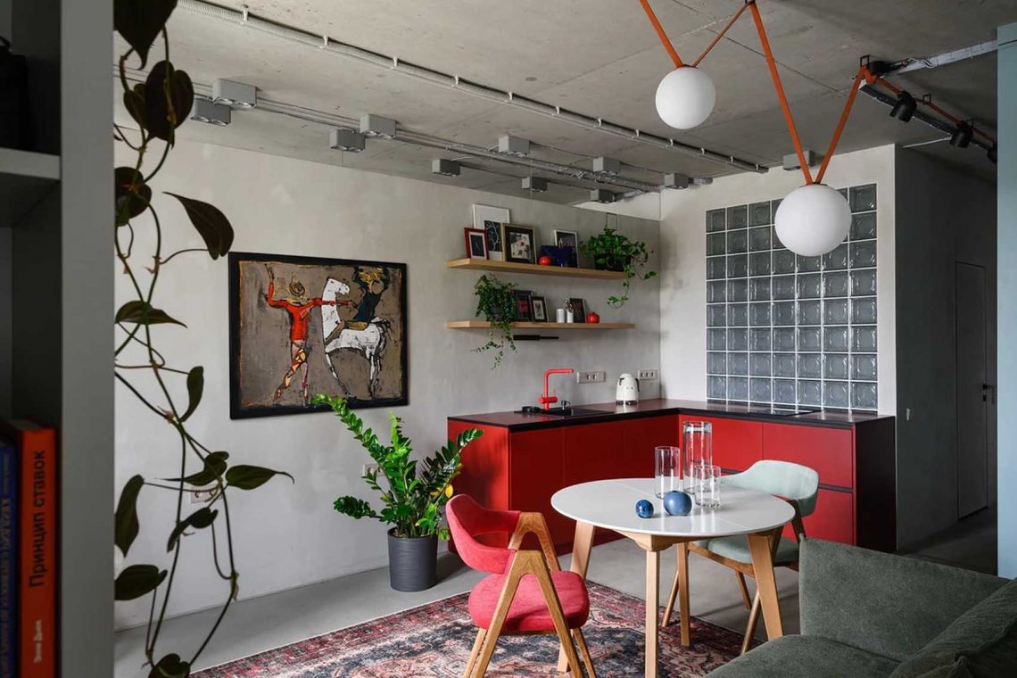 Színes zónák, nyers beton felületek, üvegtégla 48 m2-en