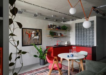 Színes zónák, nyers beton felületek, üvegtégla 48 m2-en