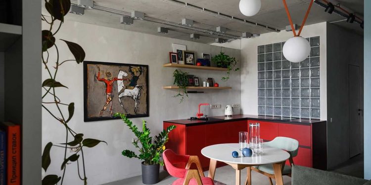 Színes zónák, nyers beton felületek, üvegtégla 48 m2-en