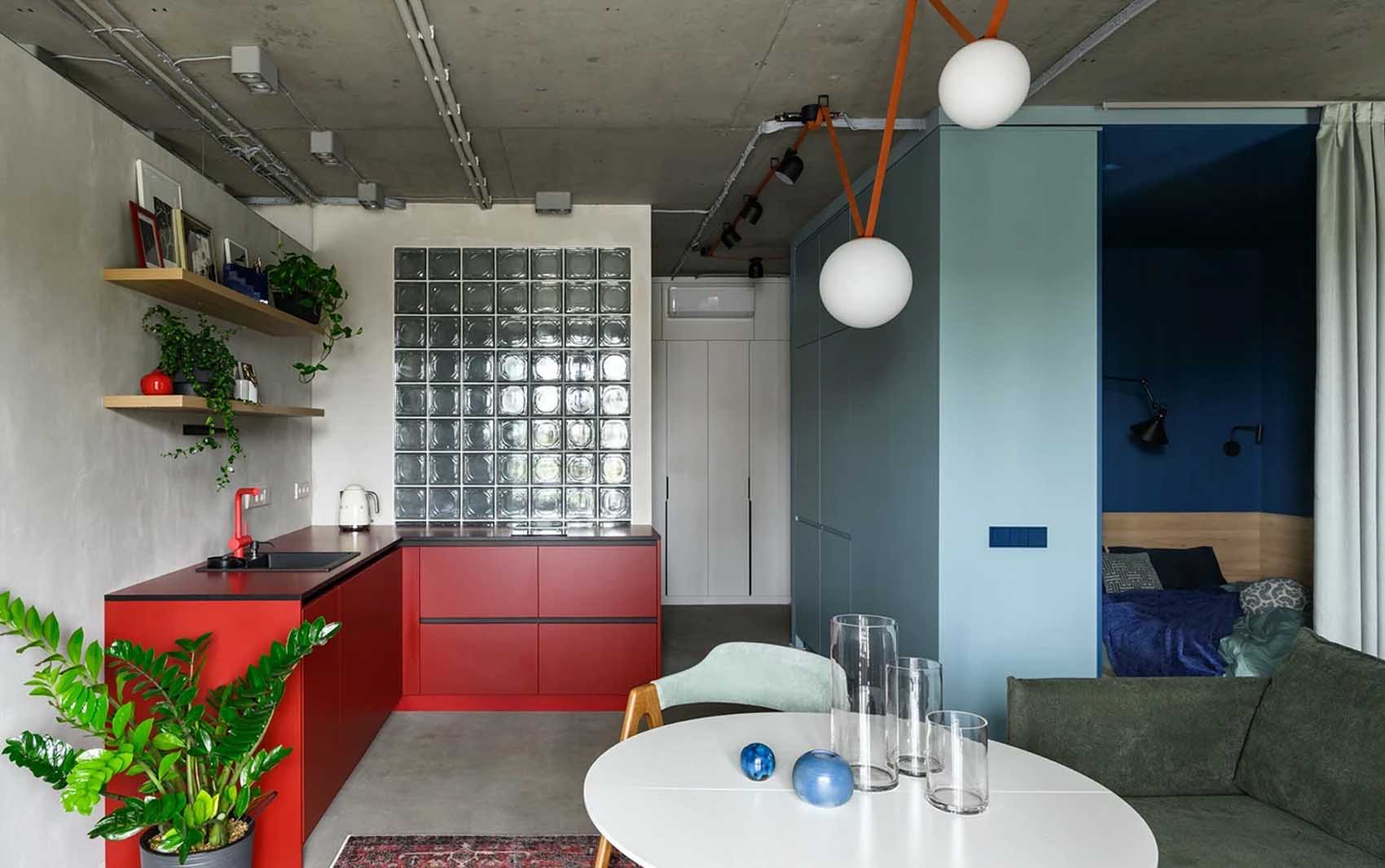 Színes zónák, nyers beton felületek, üvegtégla 48 m2-en Színes zónák, nyers beton felületek, üvegtégla 48 m2-en