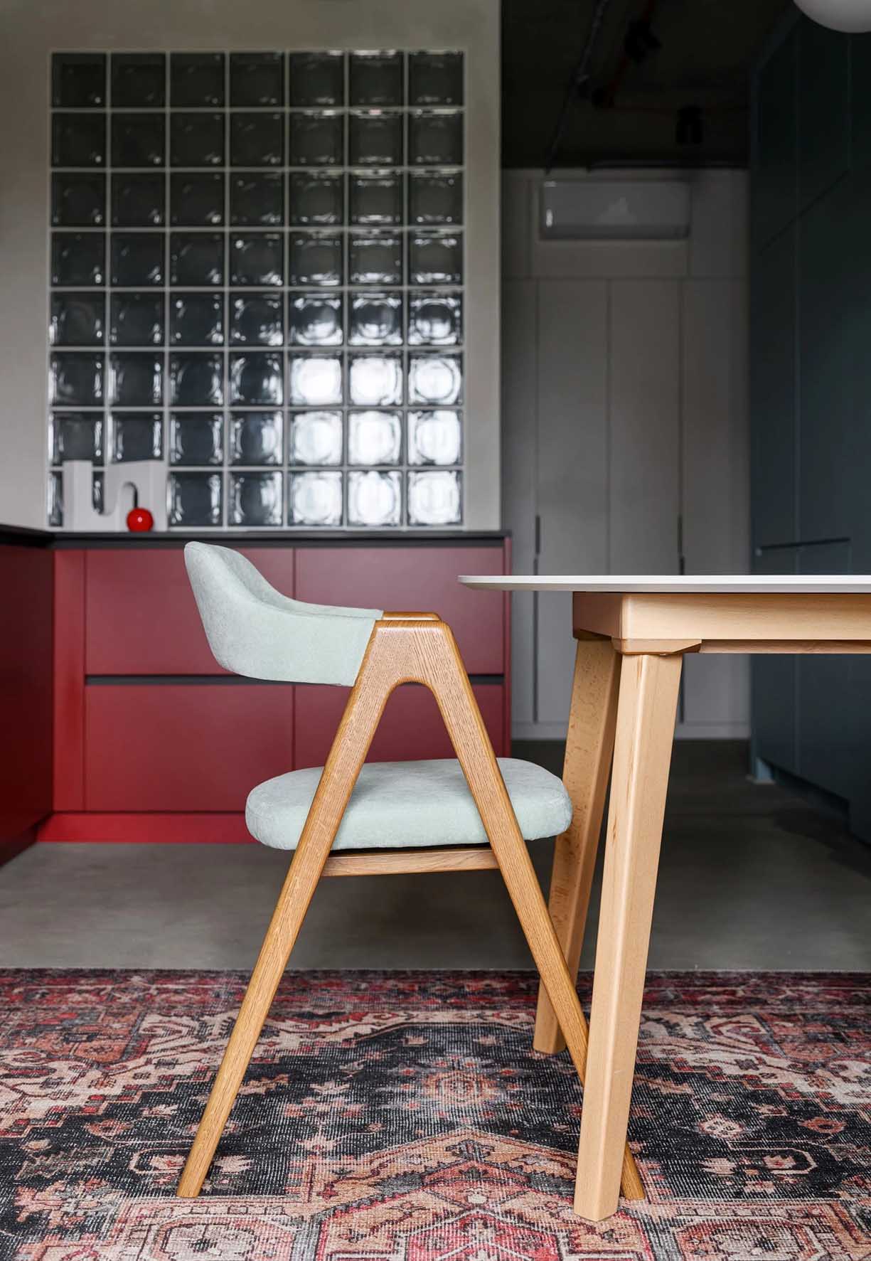 Színes zónák, nyers beton felületek, üvegtégla 48 m2-en Színes zónák, nyers beton felületek, üvegtégla 48 m2-en