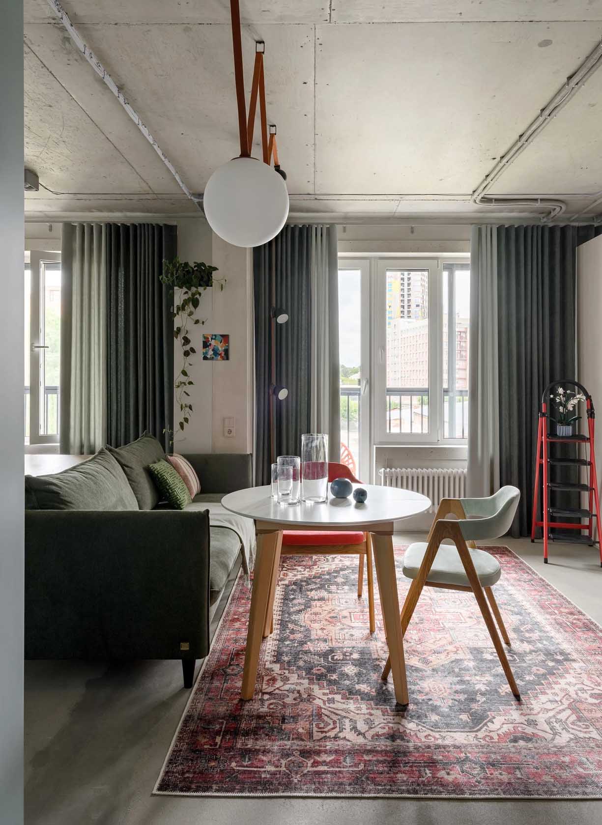 Színes zónák, nyers beton felületek, üvegtégla 48 m2-en Színes zónák, nyers beton felületek, üvegtégla 48 m2-en