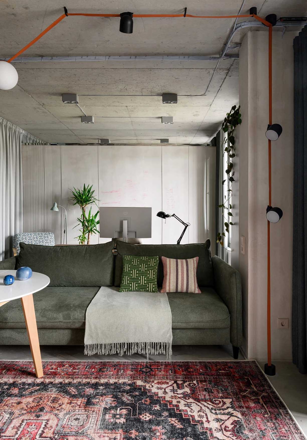 Színes zónák, nyers beton felületek, üvegtégla 48 m2-en Színes zónák, nyers beton felületek, üvegtégla 48 m2-en