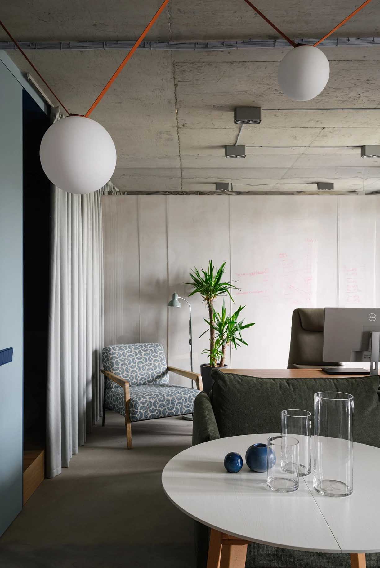 Színes zónák, nyers beton felületek, üvegtégla 48 m2-en Színes zónák, nyers beton felületek, üvegtégla 48 m2-en