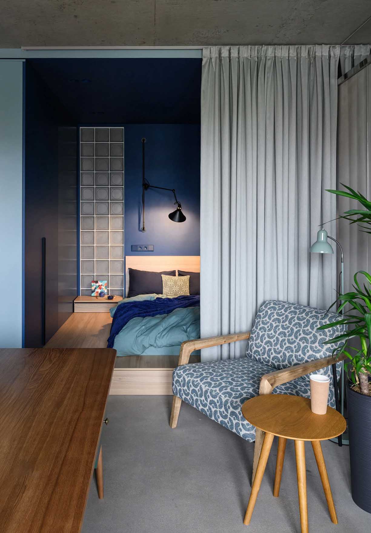 Színes zónák, nyers beton felületek, üvegtégla 48 m2-en Színes zónák, nyers beton felületek, üvegtégla 48 m2-en