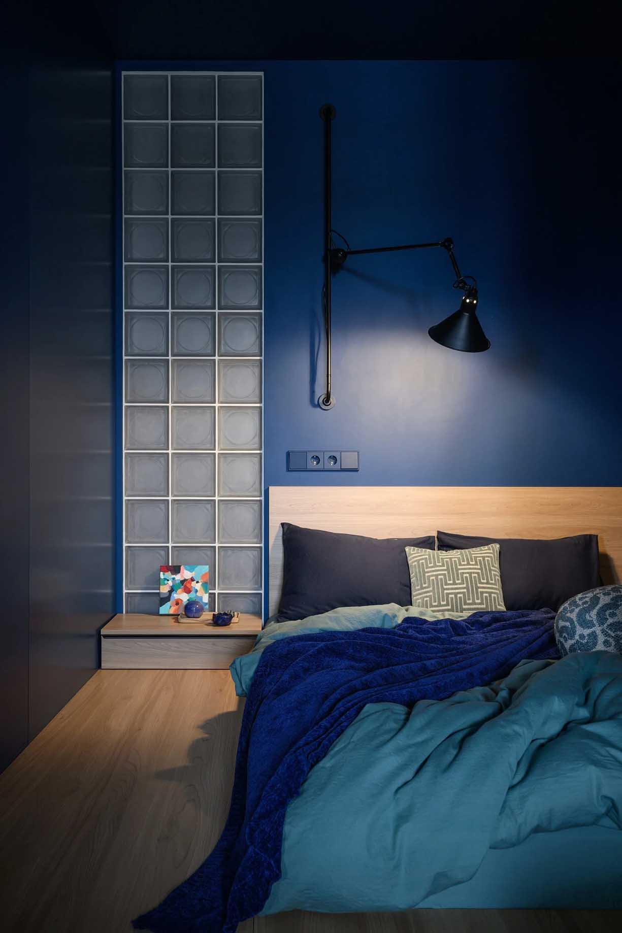 Színes zónák, nyers beton felületek, üvegtégla 48 m2-en Színes zónák, nyers beton felületek, üvegtégla 48 m2-en