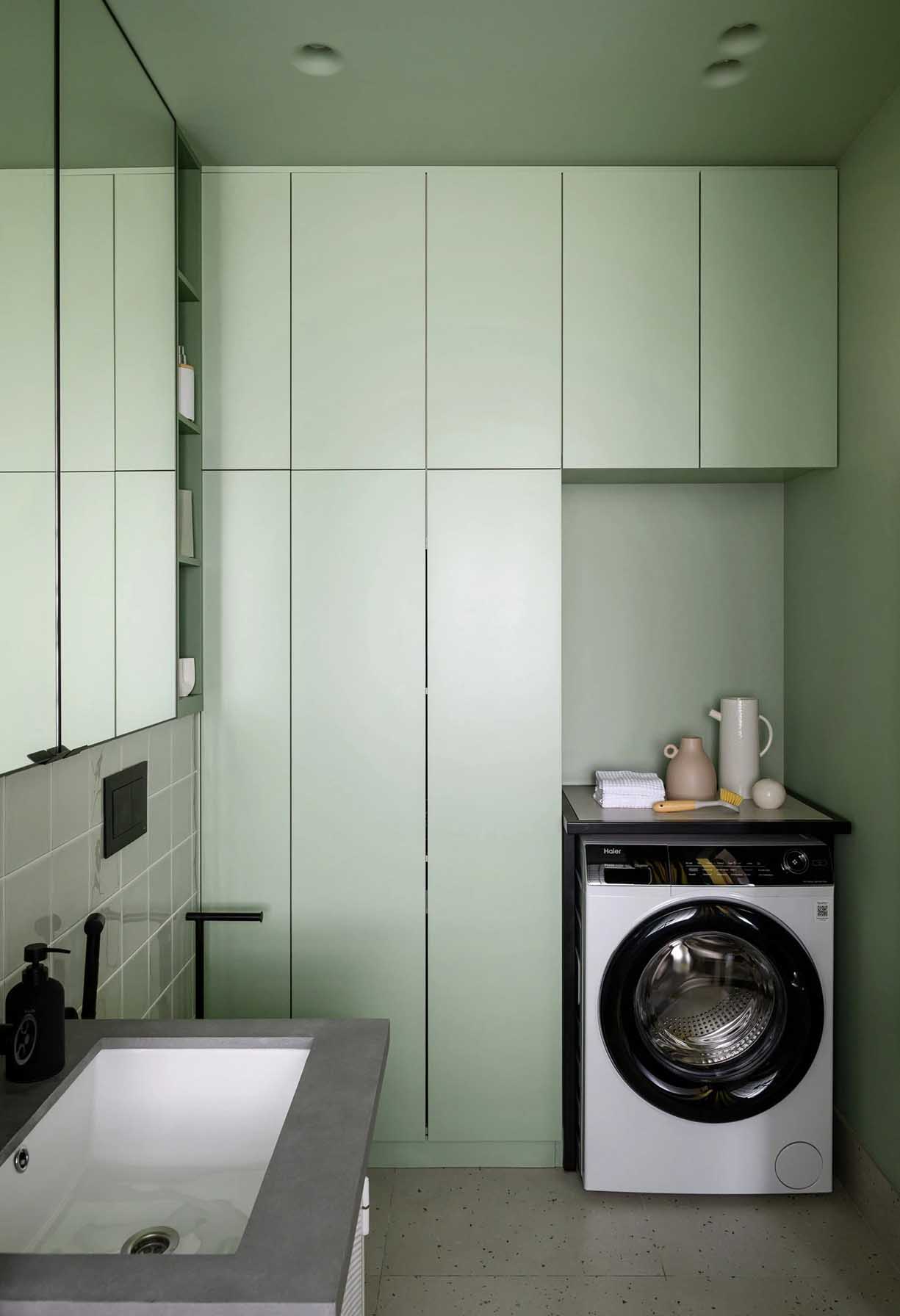 Színes zónák, nyers beton felületek, üvegtégla 48 m2-en Színes zónák, nyers beton felületek, üvegtégla 48 m2-en