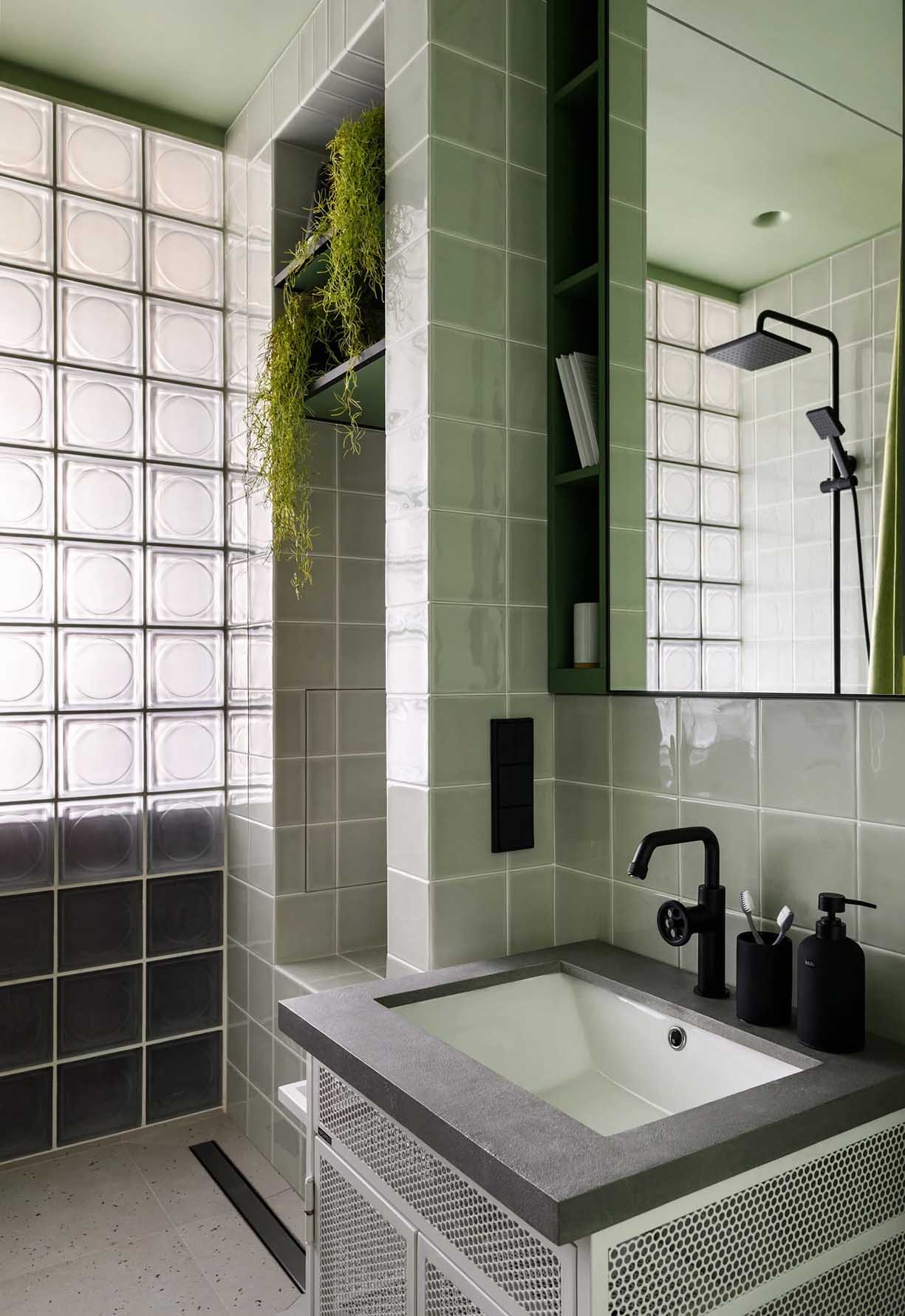 Színes zónák, nyers beton felületek, üvegtégla 48 m2-en Színes zónák, nyers beton felületek, üvegtégla 48 m2-en