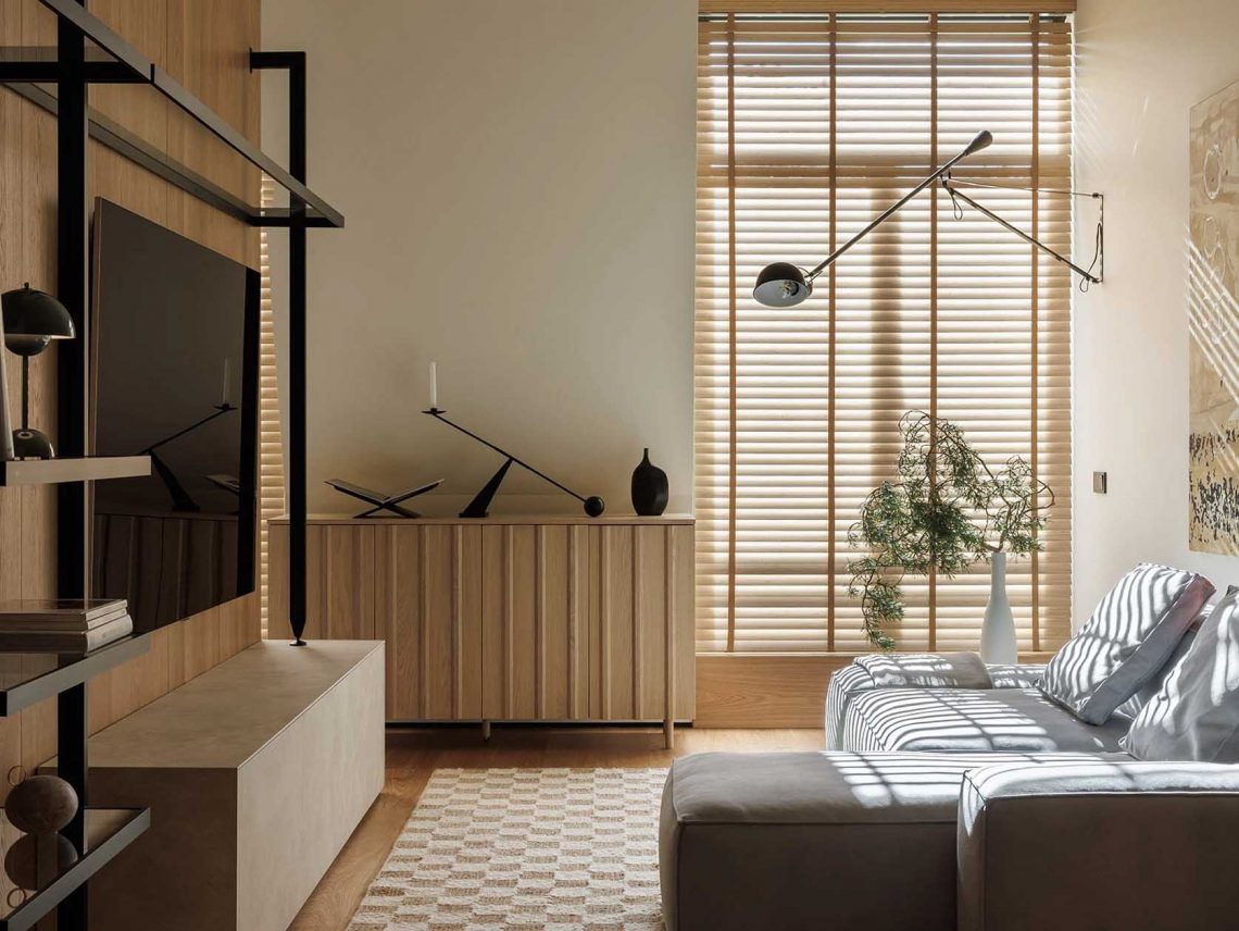 Természetesség és finom tapinthatóság tetőtéri lakásban