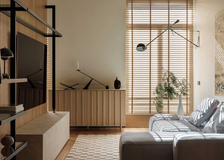 Természetesség és finom tapinthatóság tetőtéri lakásban