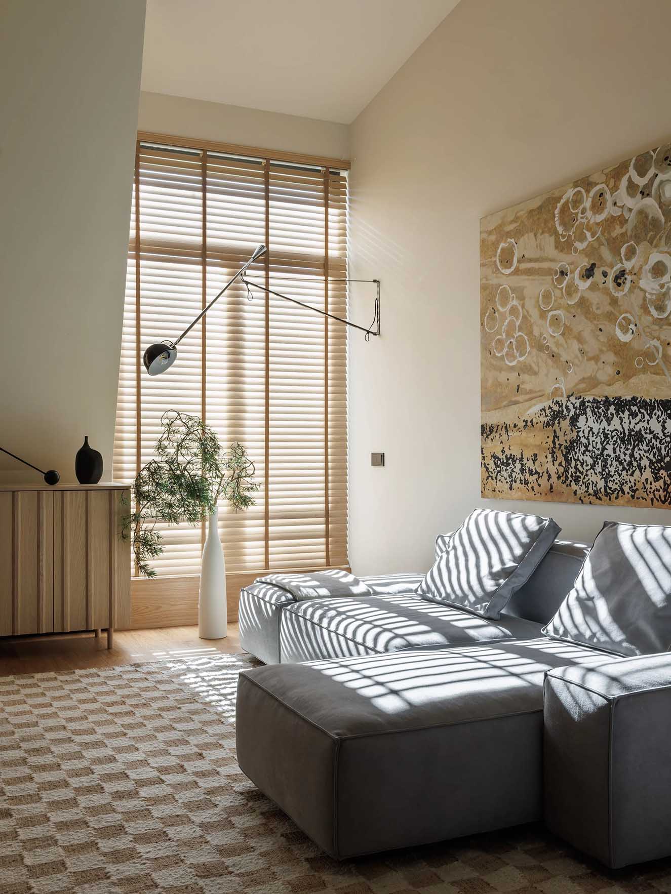 Természetesség és finom tapinthatóság tetőtéri lakásban Természetesség és finom tapinthatóság tetőtéri lakásban