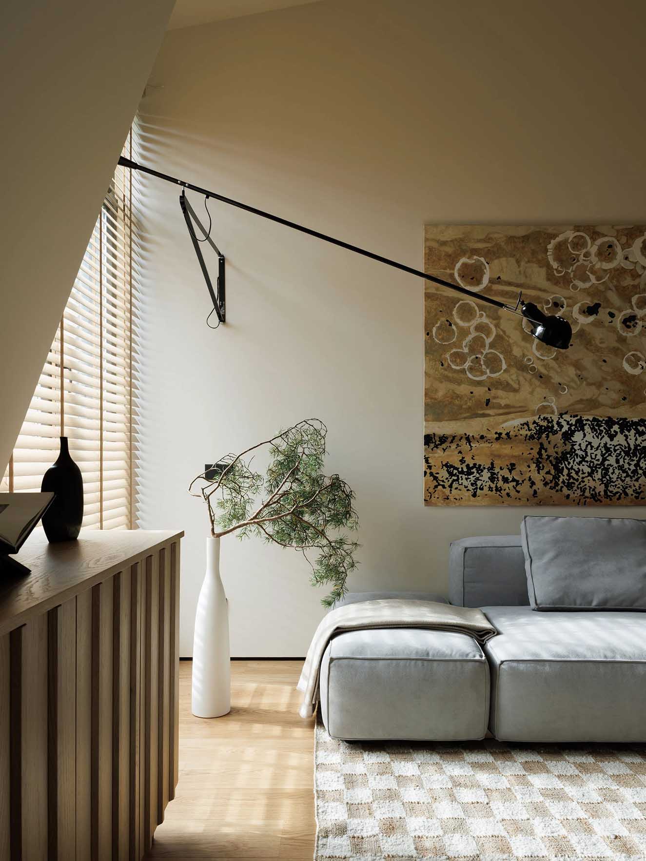 Természetesség és finom tapinthatóság tetőtéri lakásban