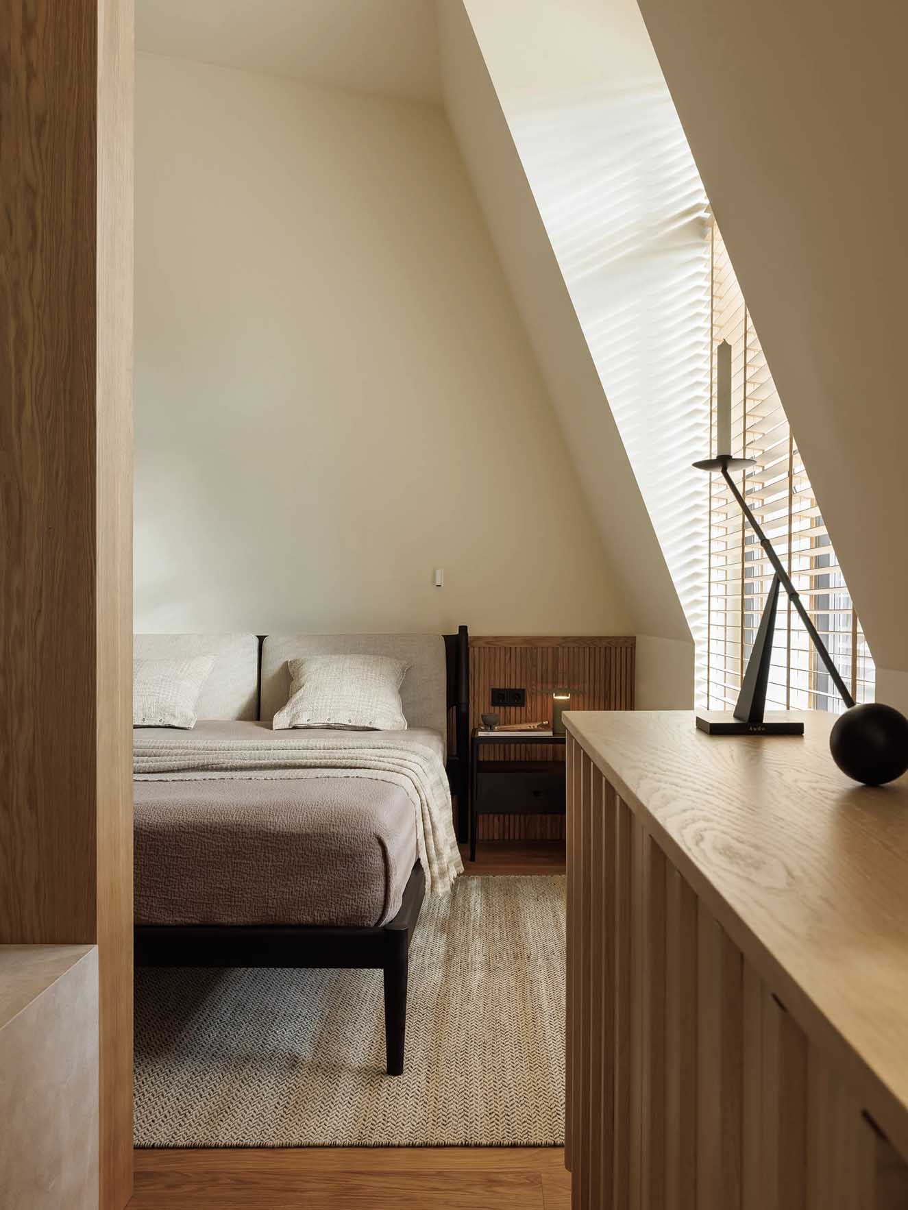 Természetesség és finom tapinthatóság tetőtéri lakásban Természetesség és finom tapinthatóság tetőtéri lakásban