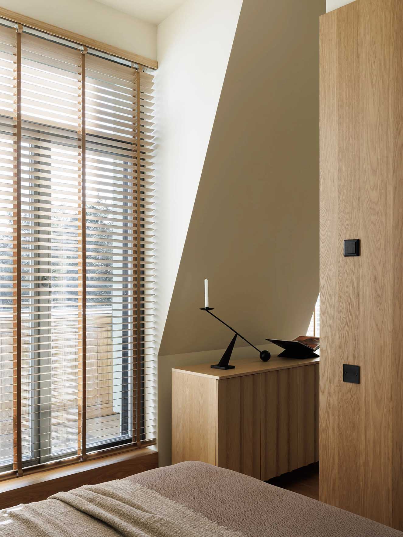 Természetesség és finom tapinthatóság tetőtéri lakásban Természetesség és finom tapinthatóság tetőtéri lakásban