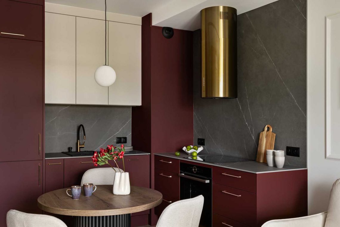 Borvörös konyha és fürdőszoba, modern klasszikus elegancia 35 m2-en