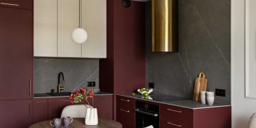 Borvörös konyha és fürdőszoba, modern klasszikus elegancia 35 m2-en