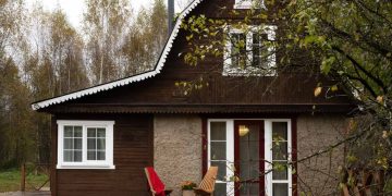 Rusztikus báj 65 m2-en: elhanyagolt hétvégi ház újjászületése