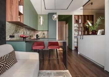 Érdekes elrendezés, rengeteg tárolóhely és színes részletek kétszobás lakásban