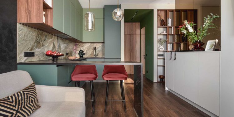 Érdekes elrendezés, rengeteg tárolóhely és színes részletek kétszobás lakásban