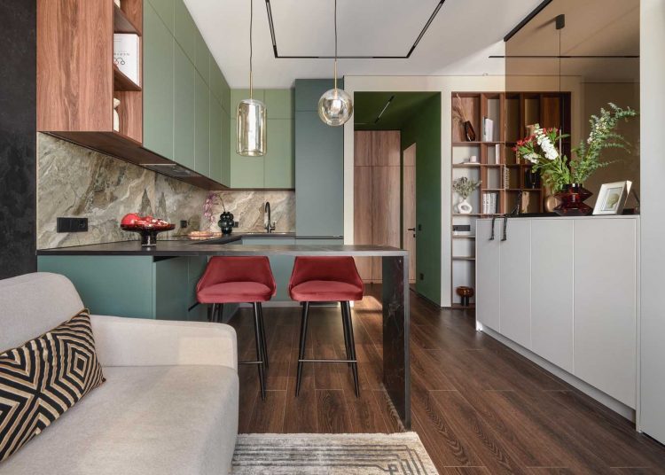 Érdekes elrendezés, rengeteg tárolóhely és színes részletek kétszobás lakásban