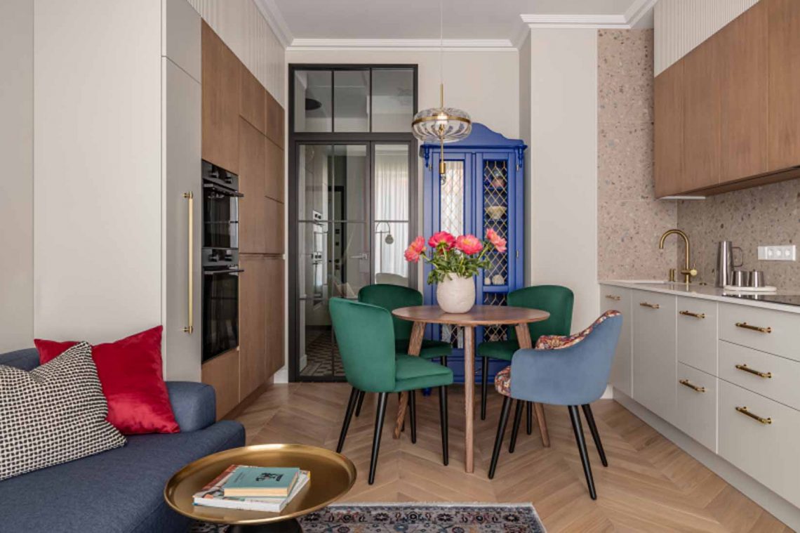 Színes otthon kényelmes, modern berendezéssel