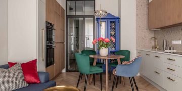 Színes otthon kényelmes, modern berendezéssel