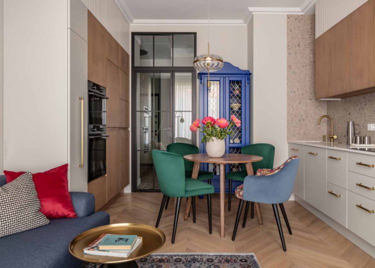 Színes otthon kényelmes, modern berendezéssel