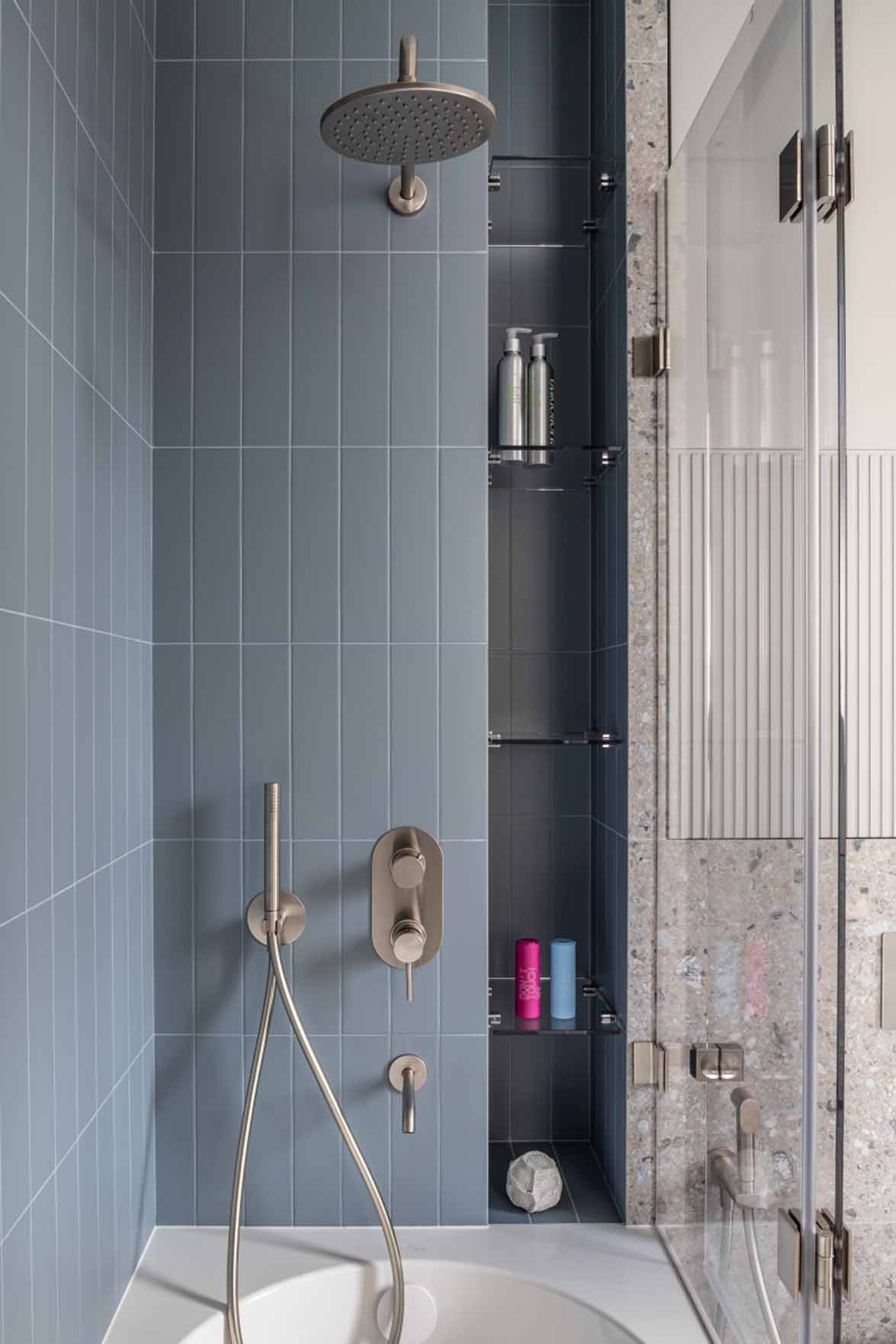 Színes otthon kényelmes, modern berendezéssel