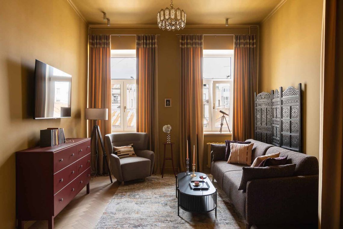 A kurkuma aranysárga színe a falon: egy belvárosi lakás új élete