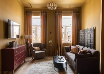 A kurkuma aranysárga színe a falon: egy belvárosi lakás új élete