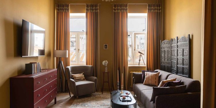 A kurkuma aranysárga színe a falon: egy belvárosi lakás új élete