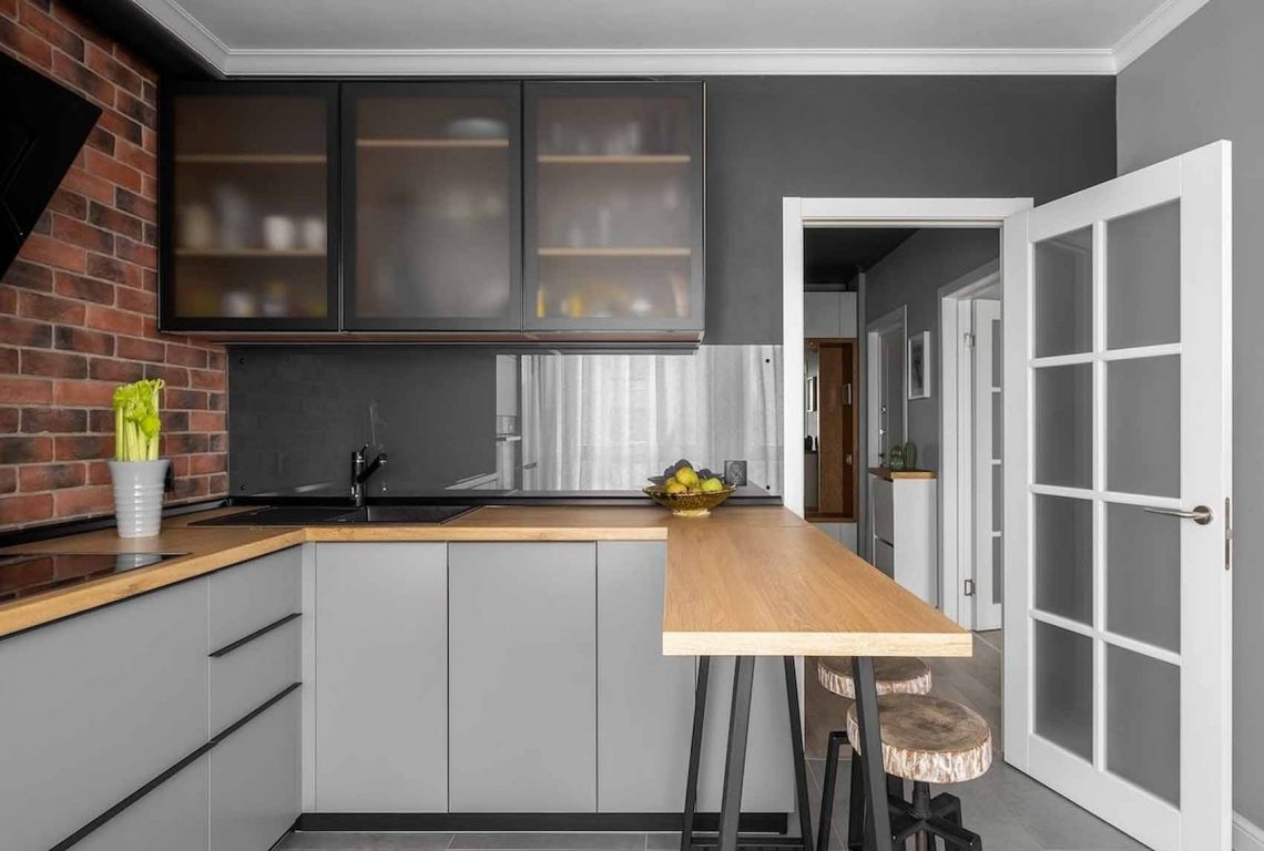 Loft, klasszikus és vidéki stílusok találkozása 65 m2-en