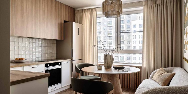 Meleg tónusok, japandi elemek: funkcionális kislakás 40 m2-en