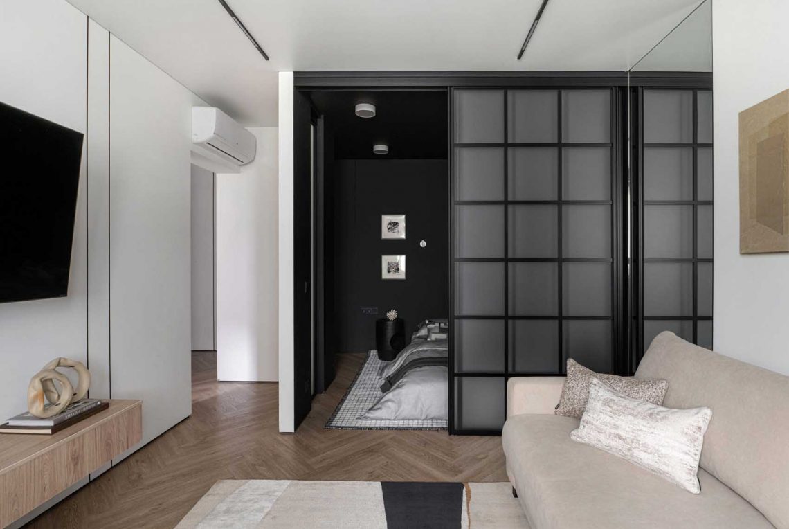 Modern berendezés, fekete hálószoba kis lakásban