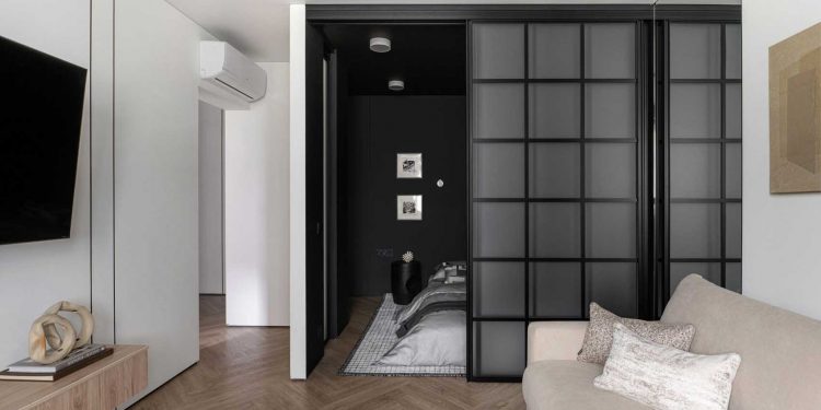 Modern berendezés, fekete hálószoba kis lakásban
