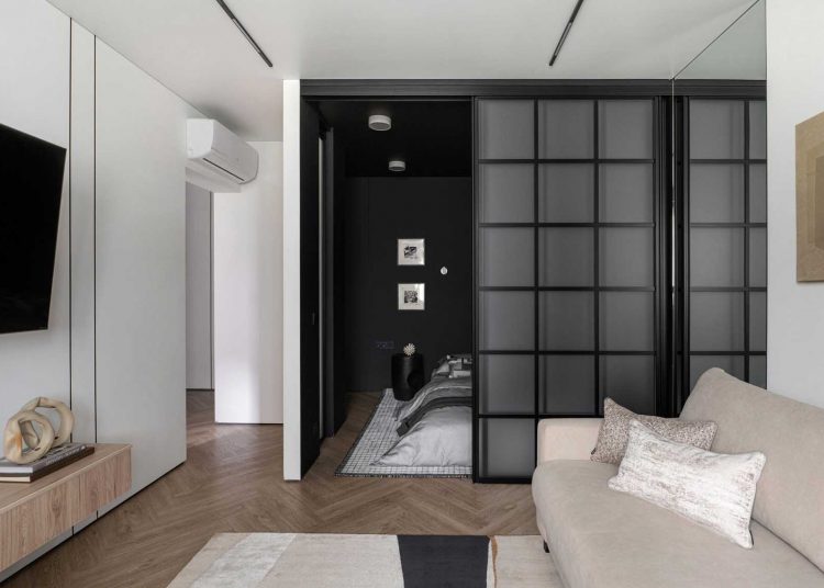 Modern berendezés, fekete hálószoba kis lakásban