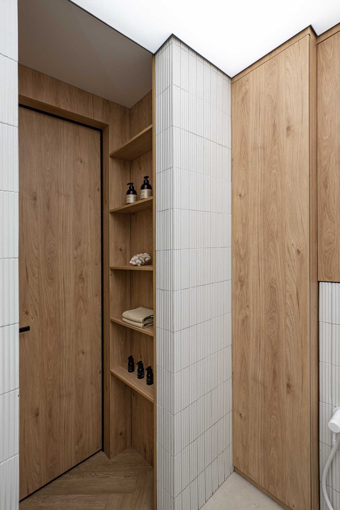 Modern berendezés, fekete hálószoba kis lakásban