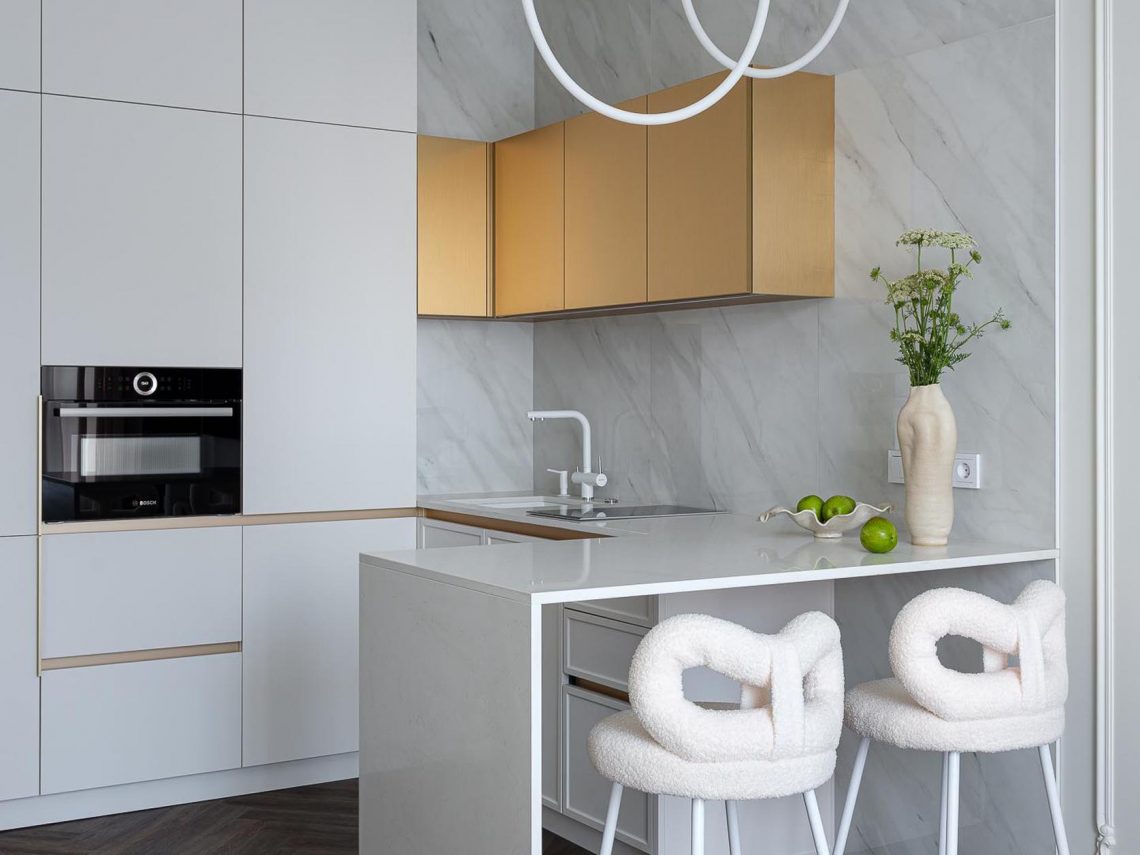 Semleges, meleg monokróm színpaletta, csokoládé és sárgaréz jegyekkel