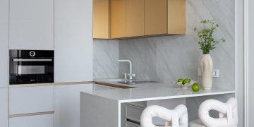 Semleges, meleg monokróm színpaletta, csokoládé és sárgaréz jegyekkel