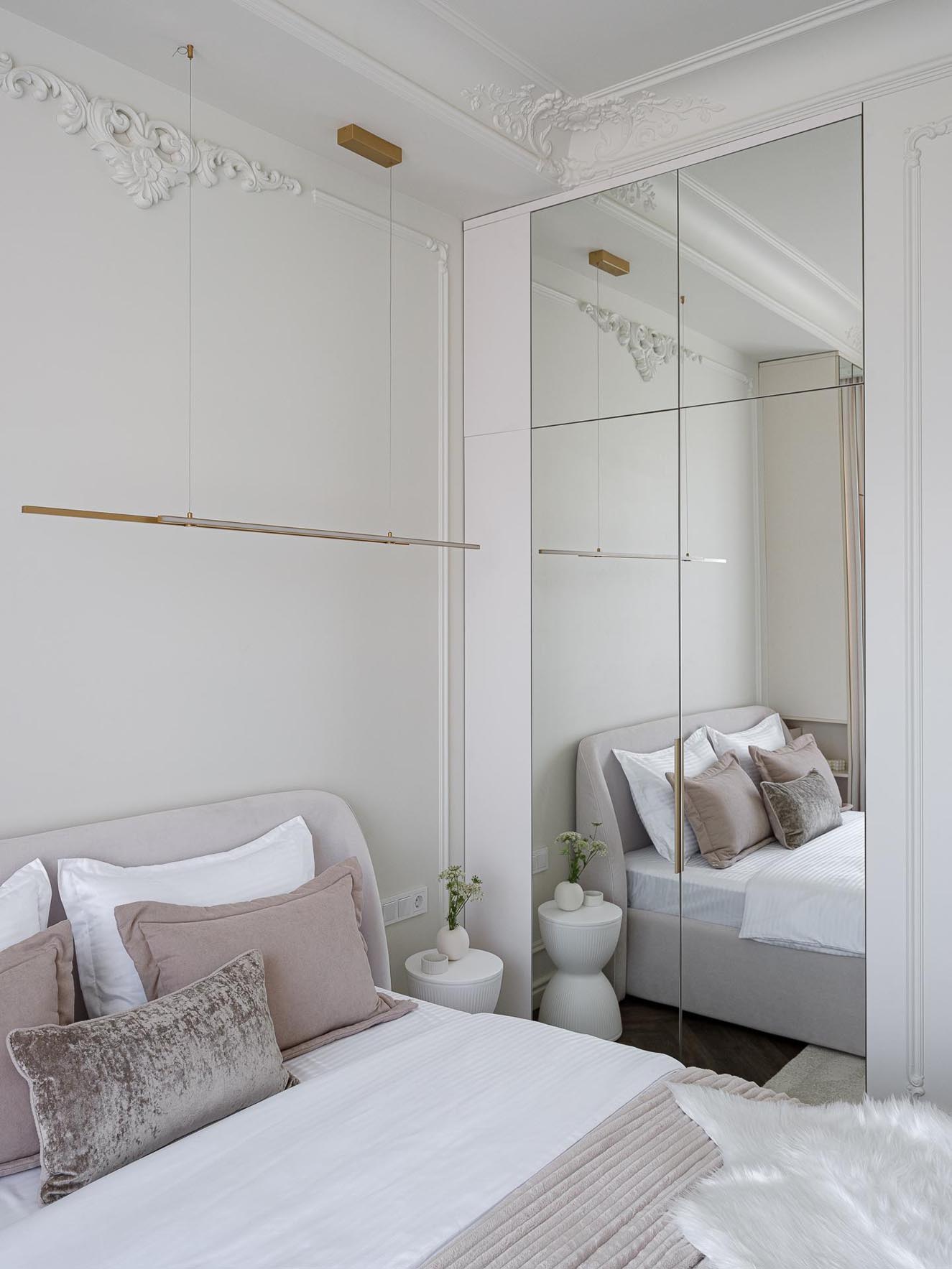 Semleges, meleg monokróm színpaletta, csokoládé és sárgaréz jegyekkel